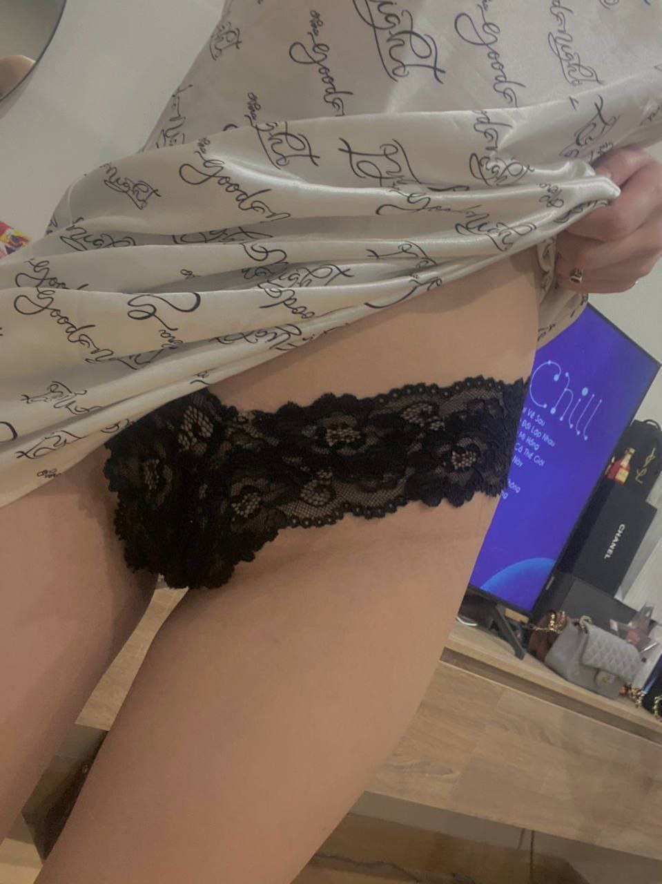 BLACKED Alina được kẹp giữa hai chiếc bánh mì đen với phô mai